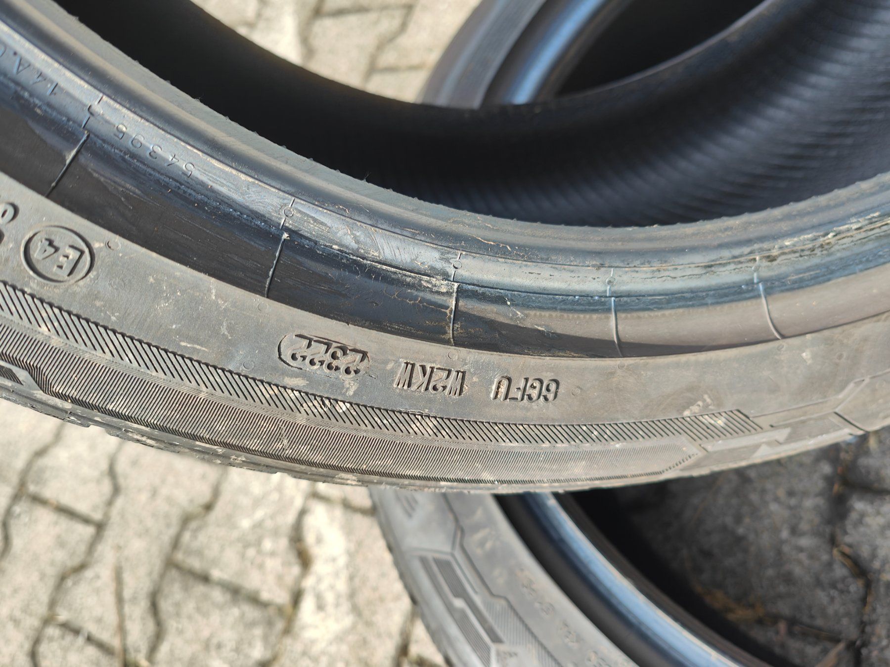 Pneumatici & Ruote complete: Winterreifen 235/45 R18 – Usato da Oberengstringen venduto da Reifen-Lagerverkauf 4