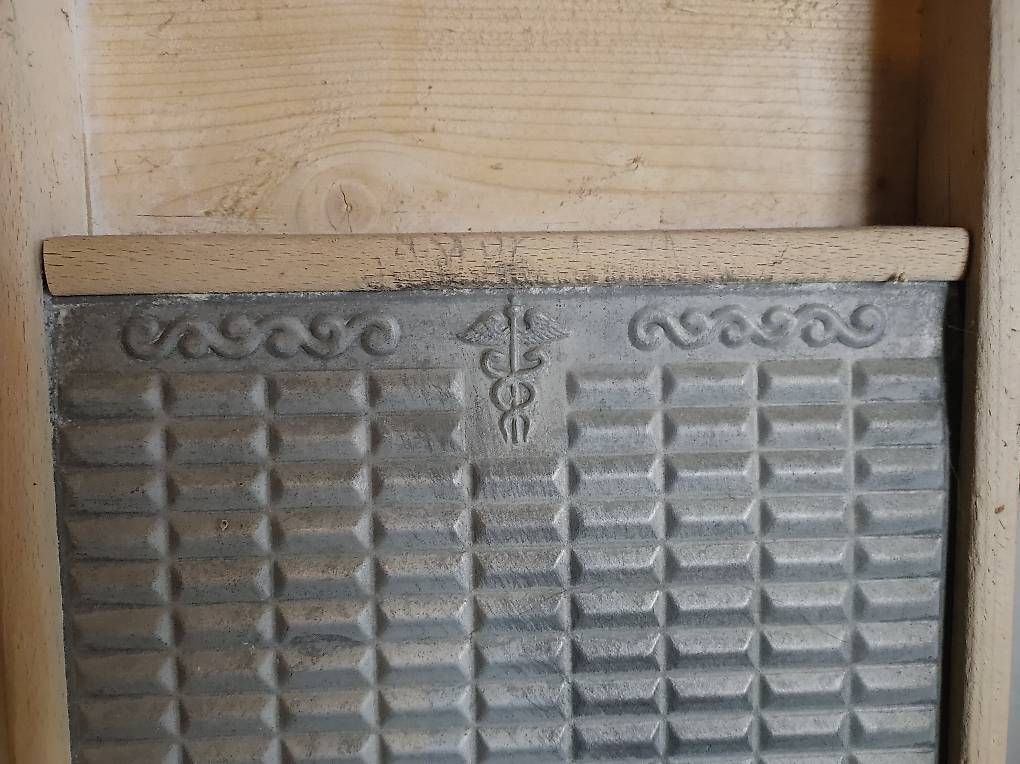 Tutti gli attrezzi: Waschbrett und Wäschestöpsel – Usato da Flüelen venduto da Siro3 3