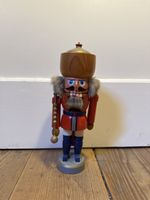 Nussknacker Holzfigur Soldat rot bemalt gebrauchter Zustand