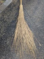 Traditioneller Reisigbesen aus Naturmaterialien 