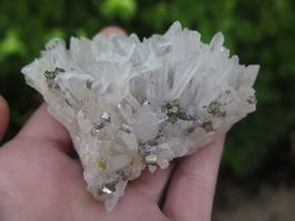 Nadelquarz mit sehr glänzenden Pyriten von Peru