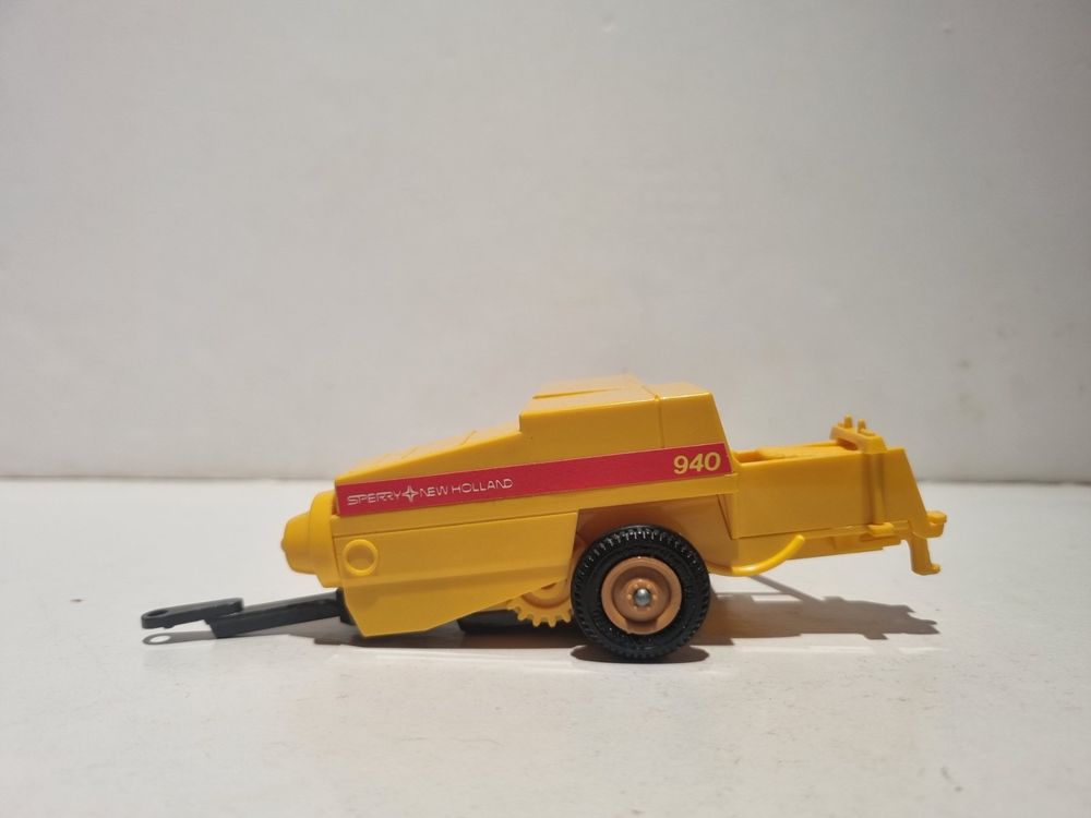 Britains farmhand presse avec sa balle ronde 1/32 pour