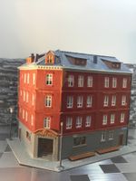 MODELLBAUSATZ FALLER 130138 STADTECKHAUS MIT TATTOSTUDIO H0