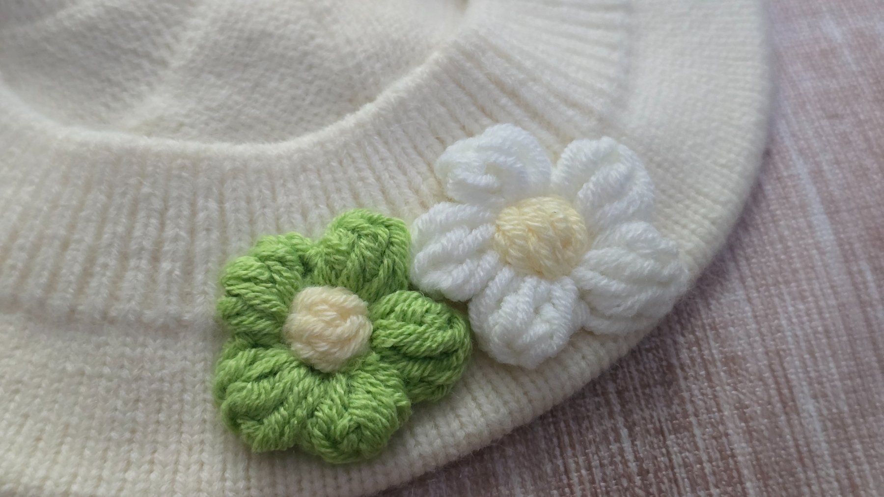 Altro abbigliamento per bambino: 👣 Süsses Strick-Barett mit Häkel-Blumen – Nuovo (secondo la descrizione) da Thalwil venduto da VitaMini 2