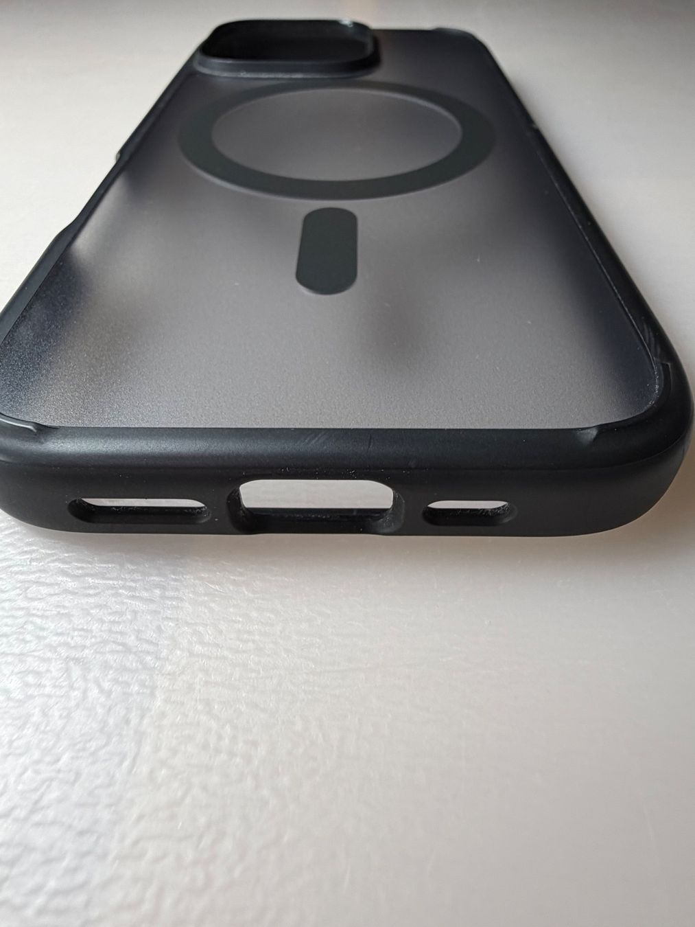 Spigen Cover & Protezioni schermo: Coque Apple iPhone 16 Pro Spigen Magsafe frost black – Usato da Botyre (Ayent) venduto da dam_nlm2 1