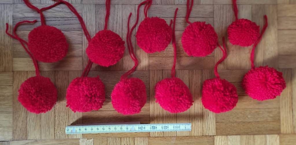 Tutte le decorazioni: 11 Kugeln aus Wolle / Pompons – Usato da Duggingen venduto da lot-of-fun