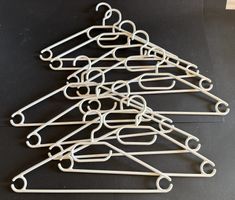 10 Kleiderbügel aus Kunststoff mit drehbarem Haken NEU
