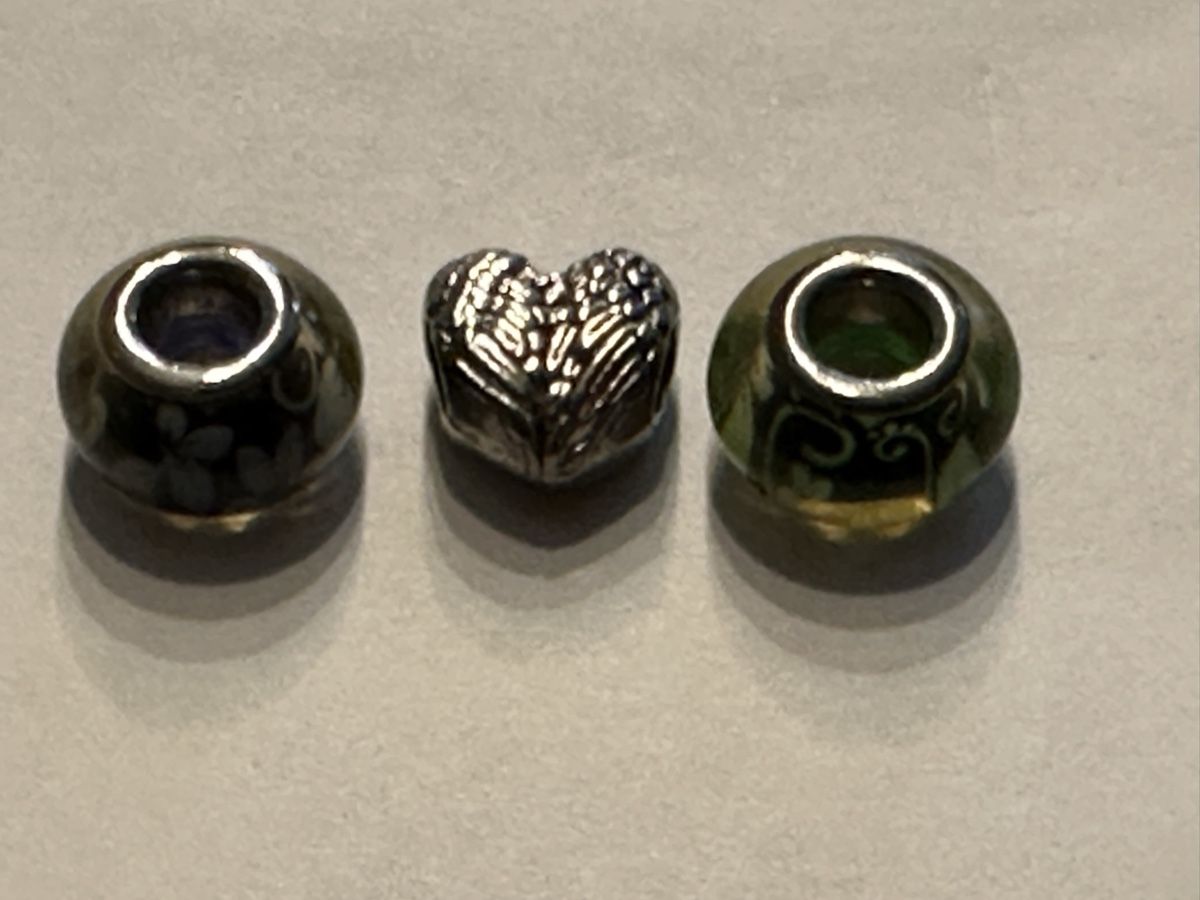 Anhänger: 3 Charms Herz mit Flügel & 2 Glasperlen – Gebraucht aus Weinfelden von Kud
