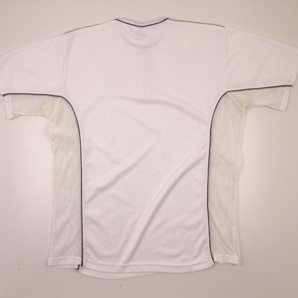 Oakley T-shirt: Y2K Oakley Mesh Shirt – Usato da Bern venduto da Padeeeh 1