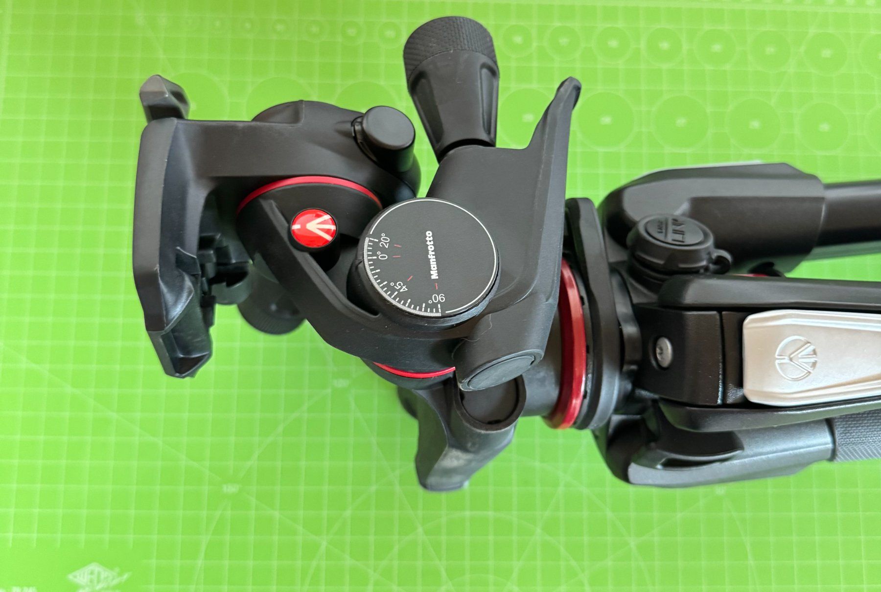 Manfrotto Stative & Köpfe: Manfrotto Stativ 055XPRO3 mit Getriebeneiger XPRO – Gebraucht aus Rothrist von 2six0 4