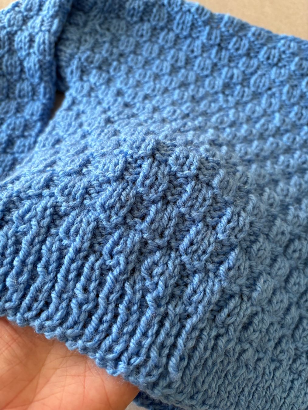 Pulls et sweat-shirts: Gestrickter Pullover blau Kinder Grösse 98 neu Handmade – Neuf avec emballage d'origine à Basel par Tierschutz-Flohmi 2