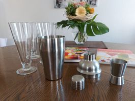 Cocktail Set + 2 Cocktailbücher + 4 Gläser