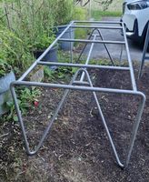 Stabiler Metallgestell-Tisch