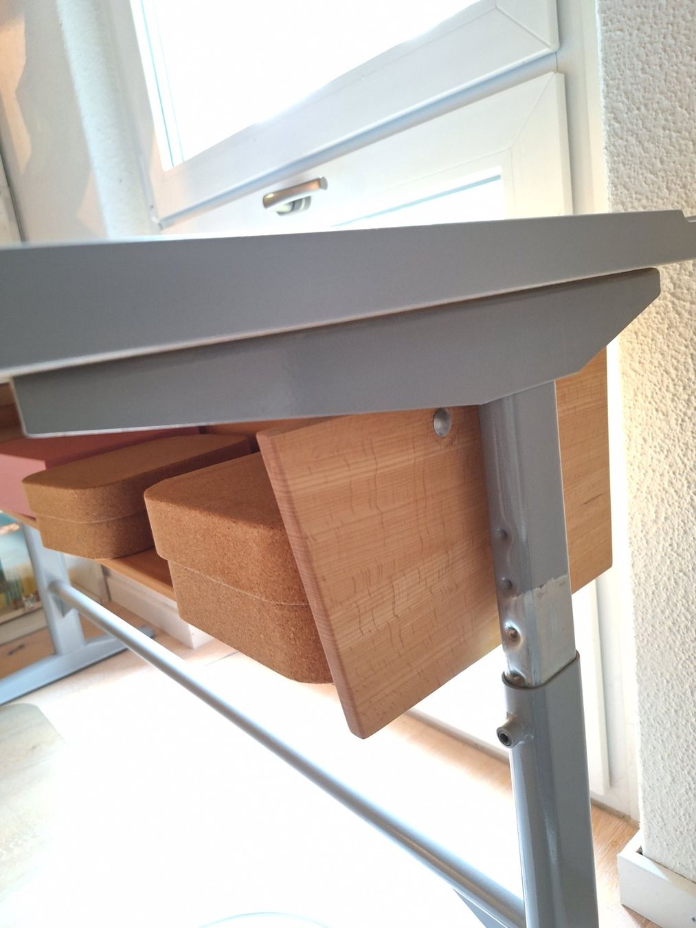 Scrivanie: Alter Schulschreibtisch 125x54 cm – Usato da Andelfingen venduto da Rihanna9 2