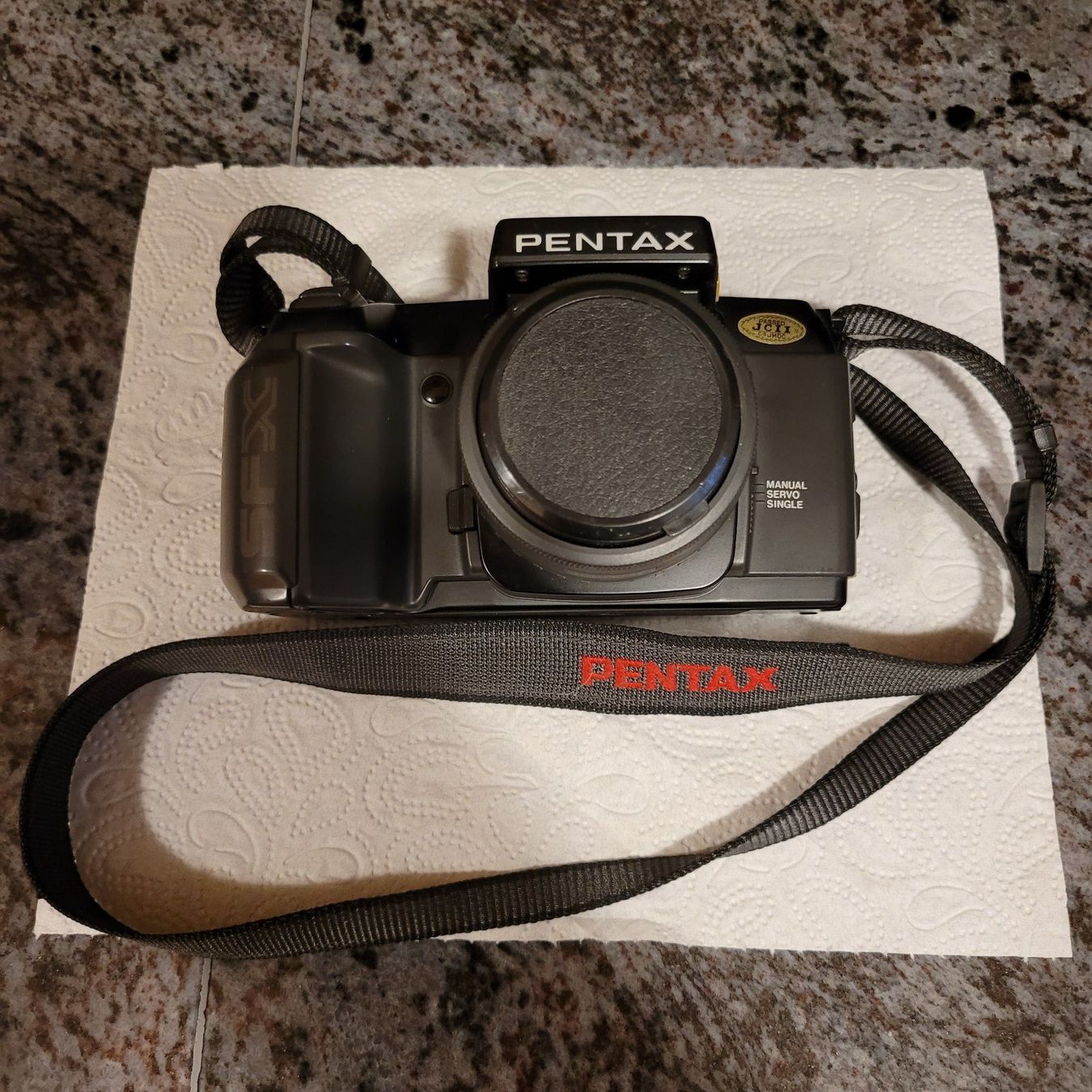 Pentax Fotocamera: Pentax SFX Analogkamera mit Objektiv und Gurt – Difettoso da Dörflingen venduto da tucson16