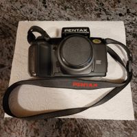 Pentax SFX Analogkamera mit Objektiv und Gurt