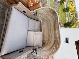 Moderne Liegelounge / Outdoor-Lounge mit Dach & Fussablage