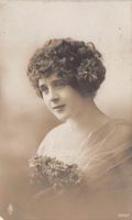 Romantik: Junge Dame mit Blumenstrauss, gelaufen 1916