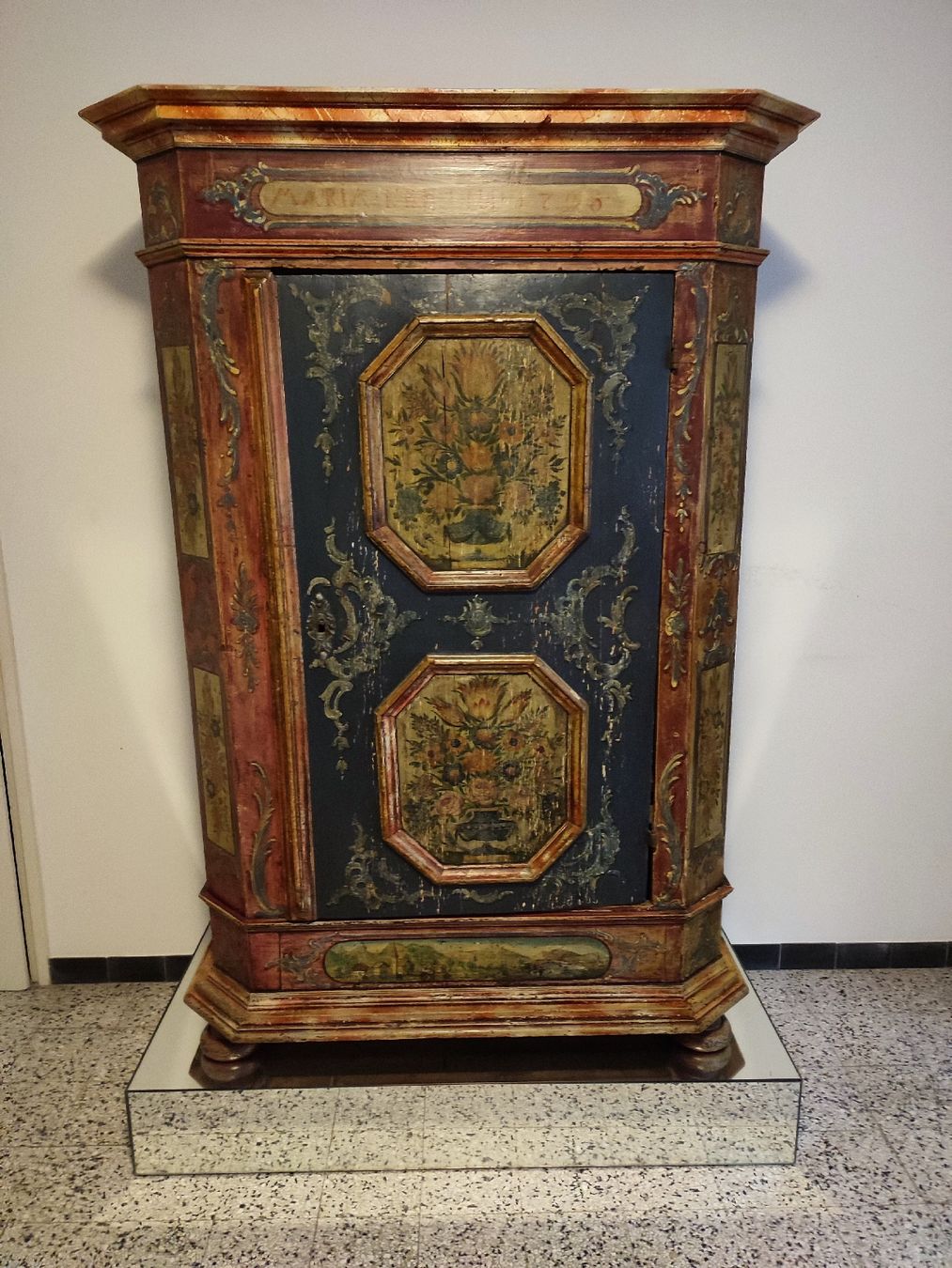 Armadi: Antico armadio decorato – Usato da Ascona venduto da Artik3