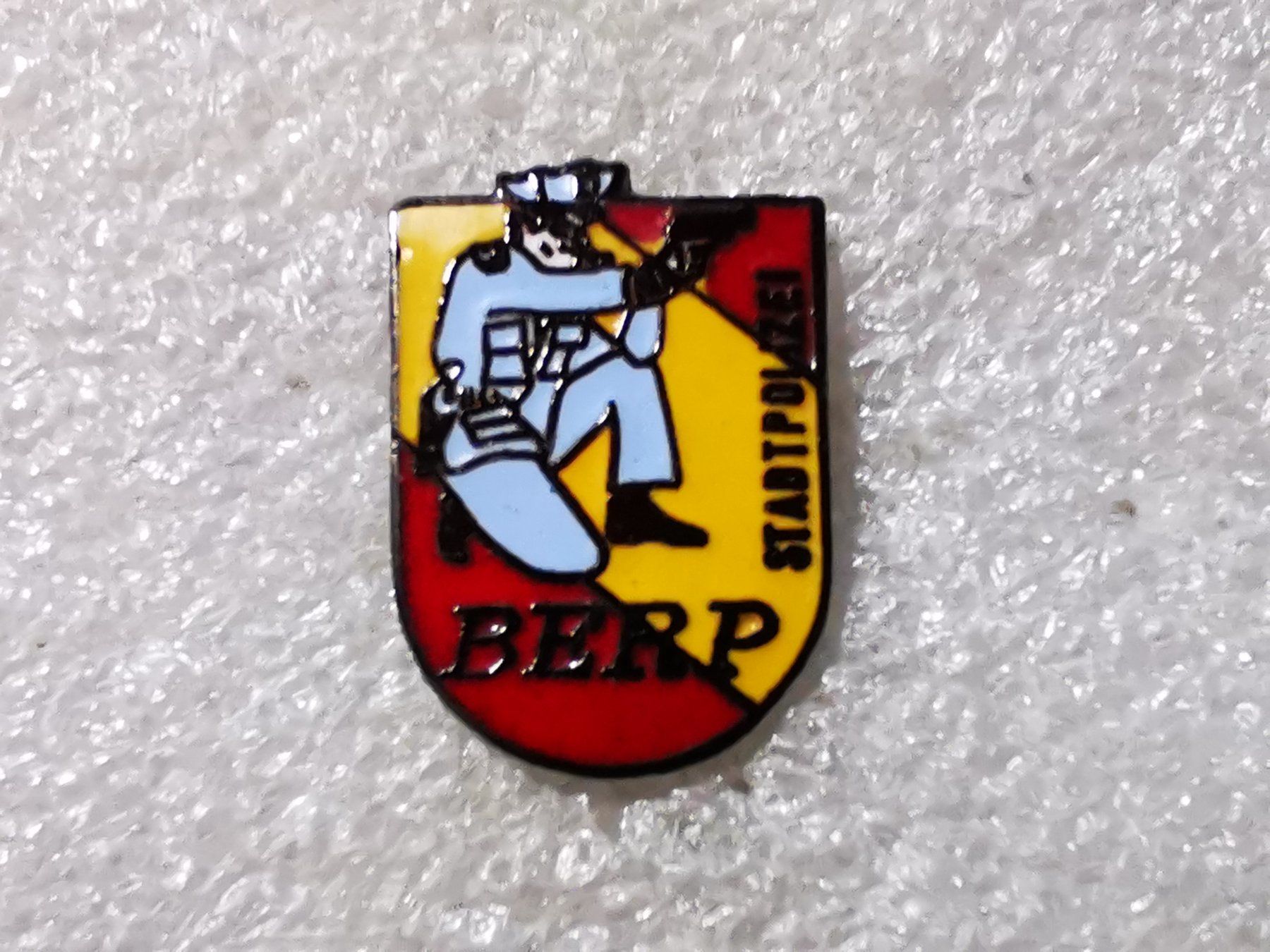 Placchette & Badge: Ansteckpin 69: BERP Stadtpolizei – Usato da Oppligen venduto da Pin-Fall-Shop