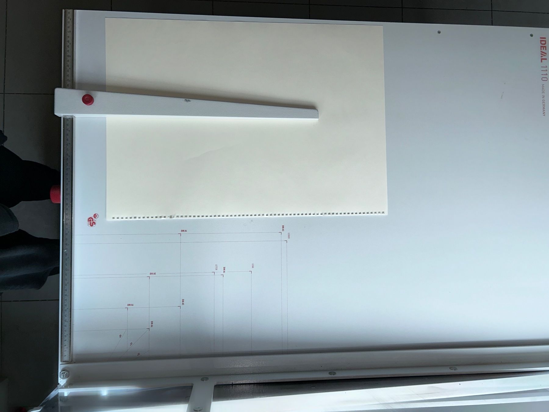 Tutte le macchine: Papier und Karton Schneidetisch Model Ideal 1110 – Usato da Gamsen venduto da Volkigerry 1
