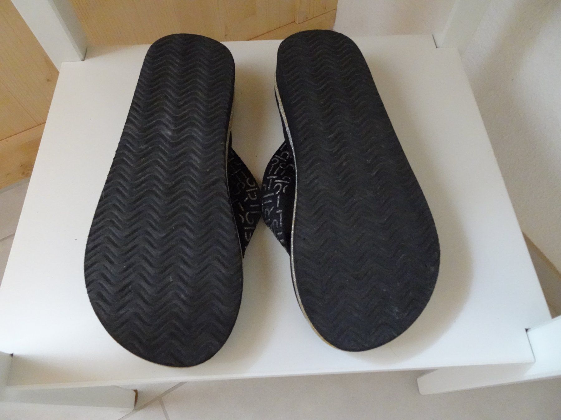 Esprit Damenschuhe: ESPRIT Flip-Flops schwarz-silber Keilabsatz Gr. 36 - 240616 – Gebraucht aus Küssnacht am Rigi von Schuhe-Secondhand 2