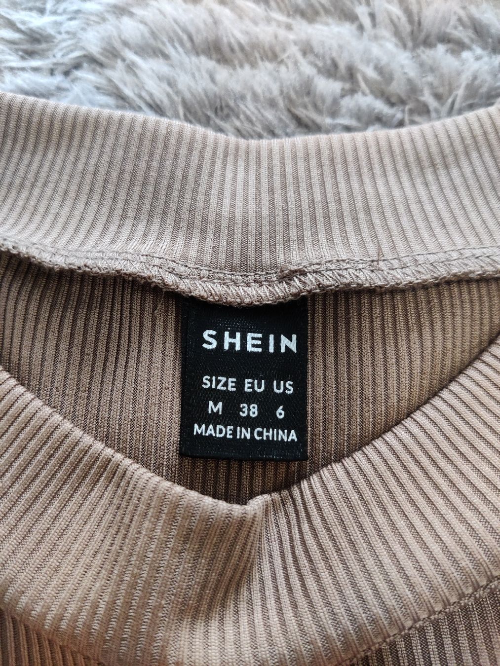 Top: Crop Top M – Nuovo (secondo la descrizione) da Pieterlen venduto da Saemelili 1