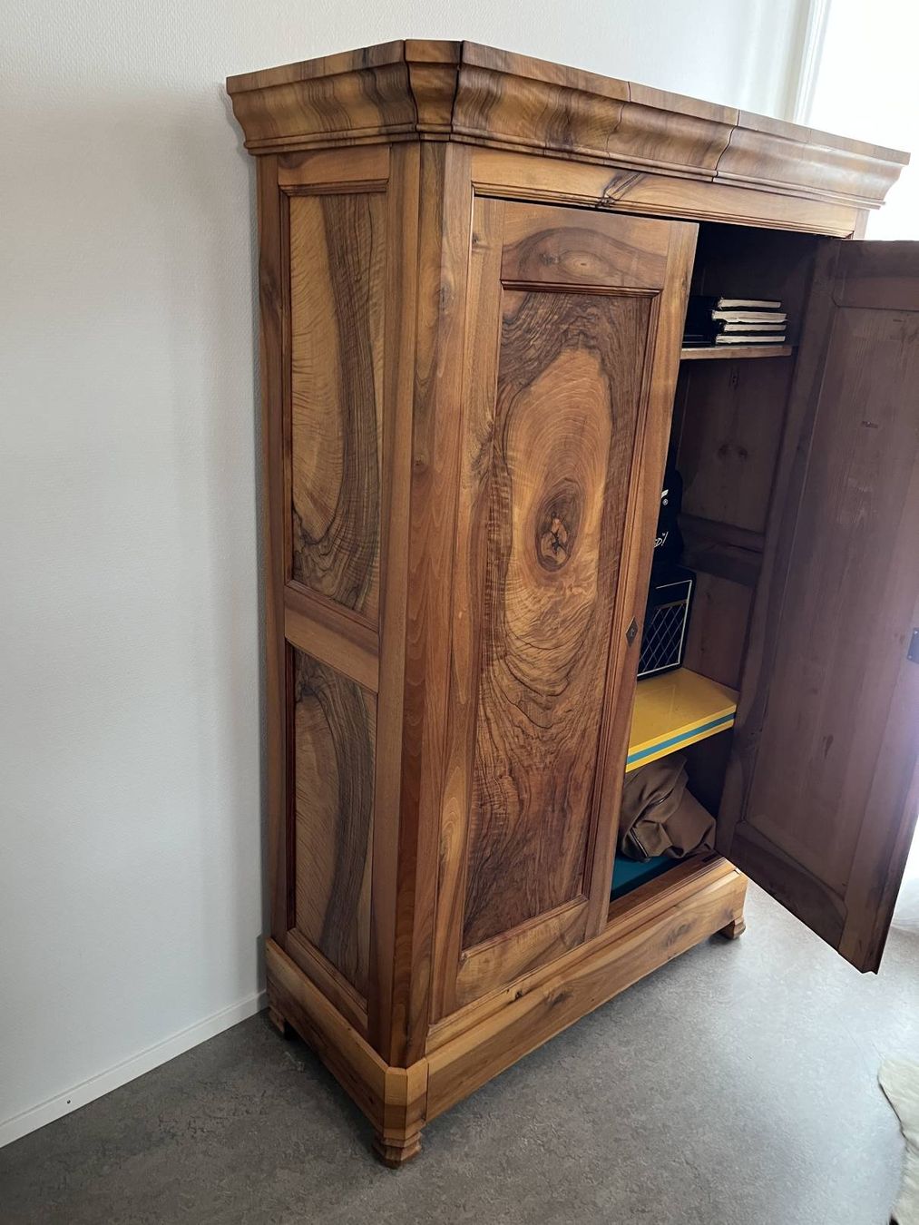 Armadi: Schrank aus Nussbaum Holz – Usato da Einsiedeln venduto da manuelkaelin 2
