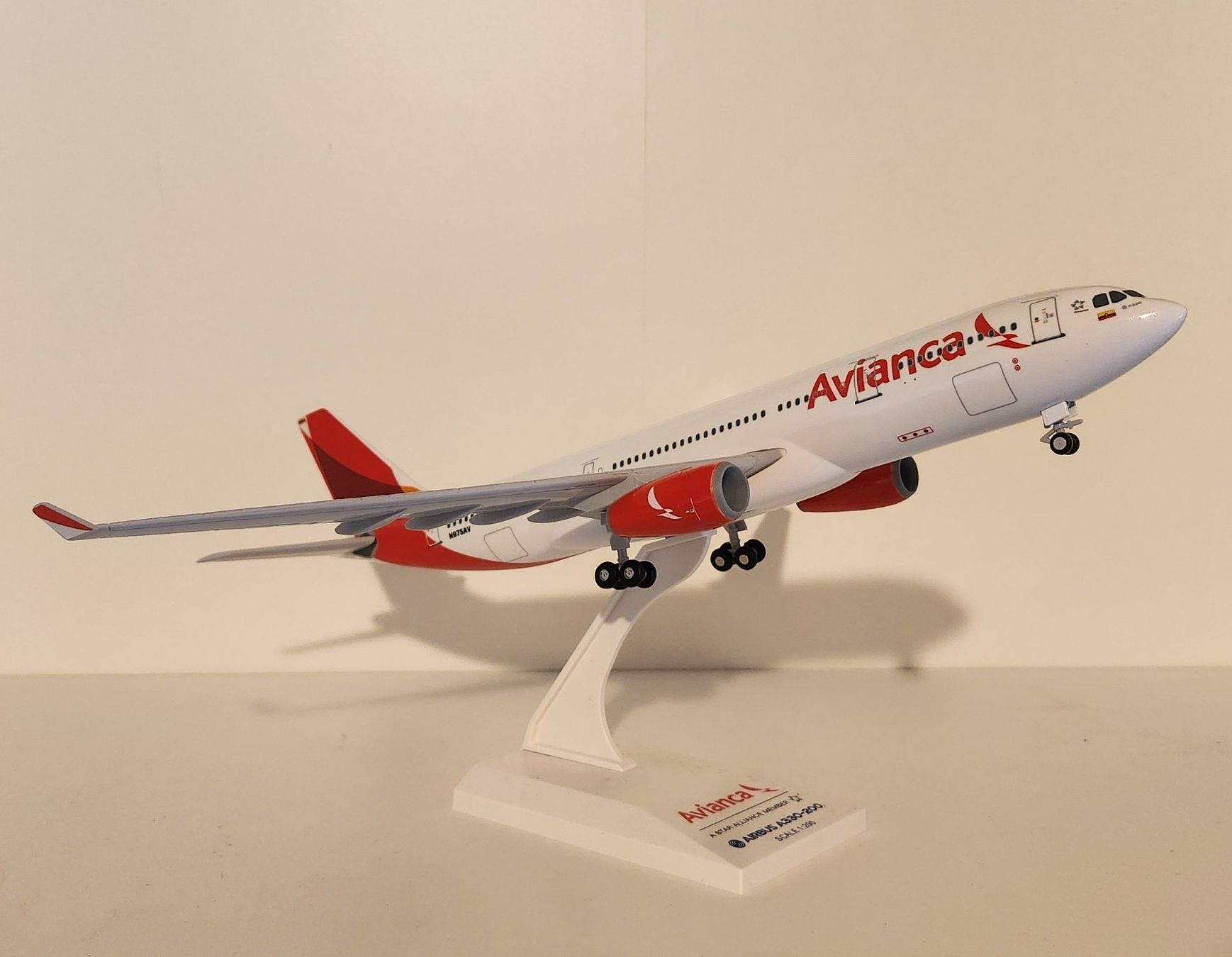 Kit di modellismo & Modellini statici: Skymarks Avianca Airbus A330-200 – Nuovo (secondo la descrizione) da Wittenwil venduto da ced_q8j7
