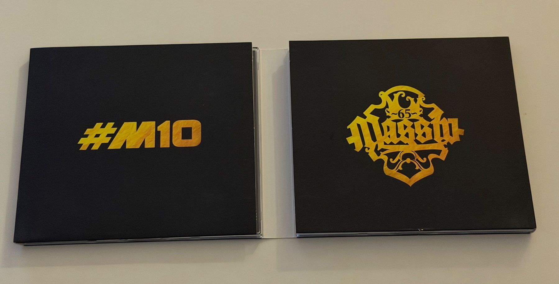 Tutti i DVDs: Massiv - #M10 Premium Edition 2 CD's/DVD – Nuovo (secondo la descrizione) da Altstätten SG venduto da sheamus 2