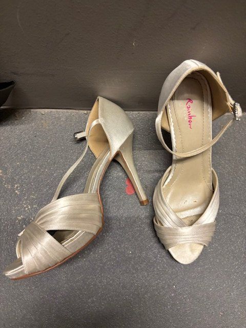 Damenschuhe: High Heel Sandaletten  - Ivory Samt Schuhe – Gebraucht aus Zürich von CoCos_Closet 1