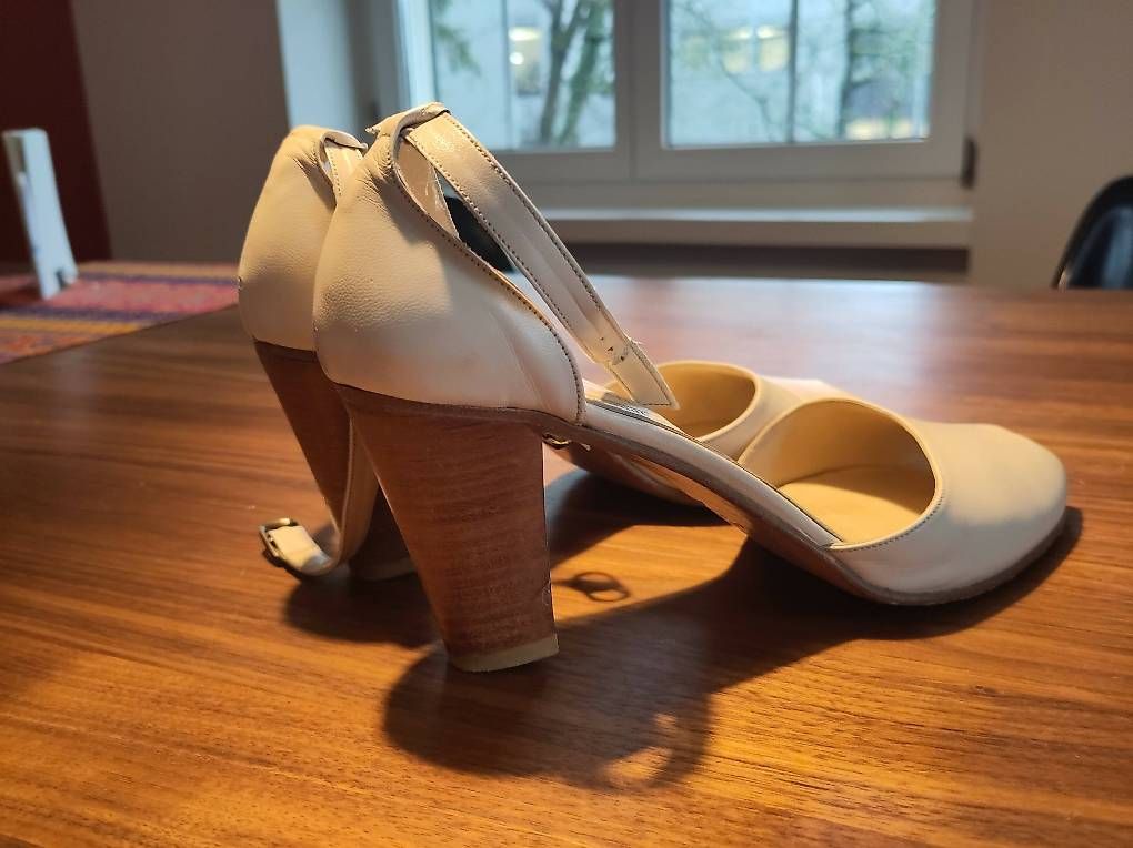 Scarpe da donna: Perlfarbene Absatzschuhe Grösse 41 – Usato da Zug venduto da martine_ 2