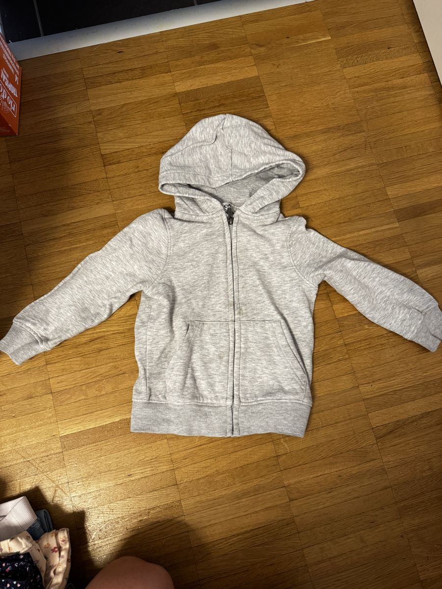 Kleiderpakete & -sets: Hosenpaket + Sweatshirtjacke  – Gebraucht aus Bätterkinden von car_c9dt 1