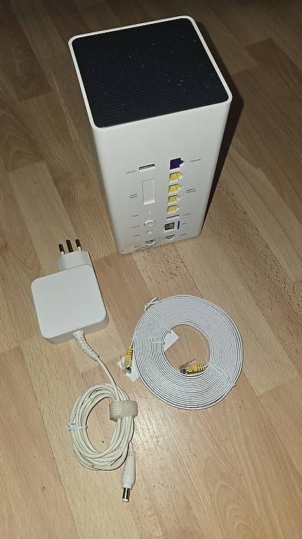 Modem & Router: Swisscom Internet-Box 2 Router with Power Adapter & Cable – Usato da Claro venduto da MorFo 1