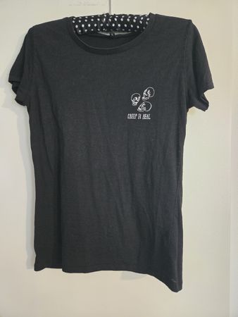 Schwarzes T-Shirt mit Totenköpfen, Grösse L, Top Zustand