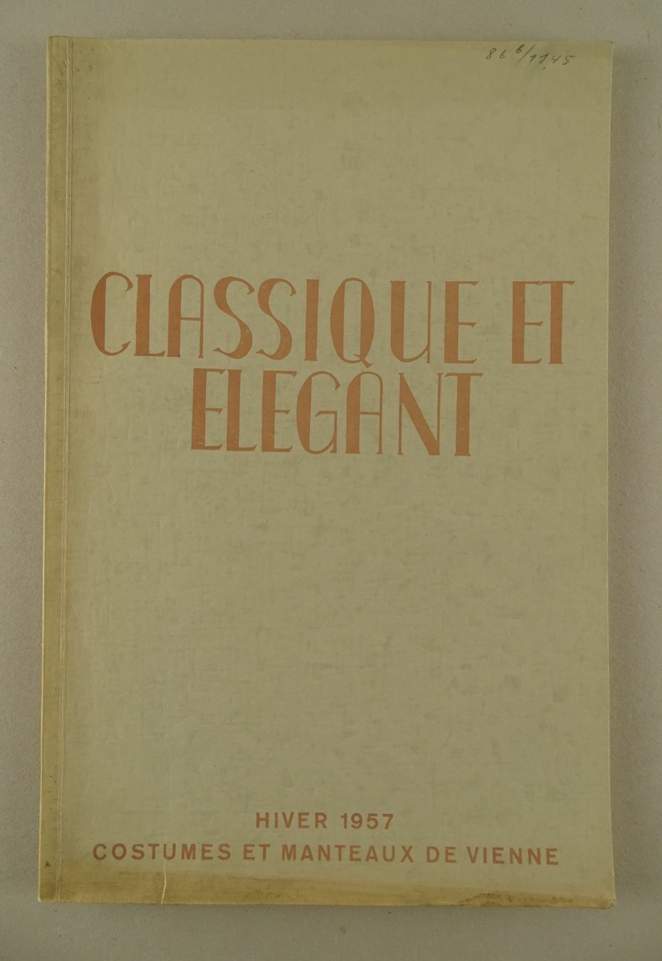 Bücher: MODE, MODEZEITSCHRIFT CLASSIQUE ET ELEGANT HIVER 1957 – Gebraucht aus Grüningen von Kartensammler