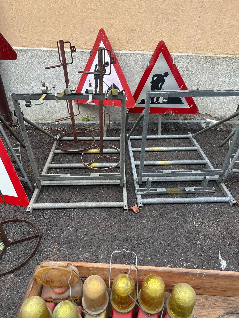 Insegne: Baustellen Signale, Verkehrsschilder – Usato da Hirzel venduto da Paradis 1