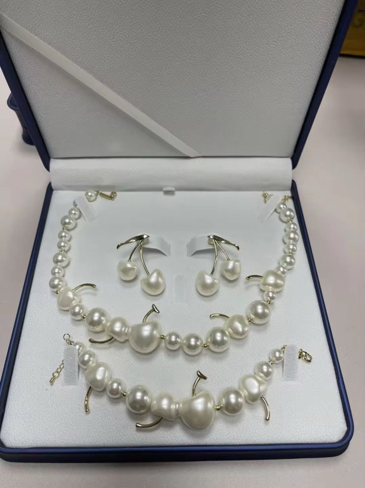 Altri gioielli: Parure cerises gourmandes LUXE – Nuovo e nell'imballaggio originale da St-Maurice venduto da Sandrinette123 1