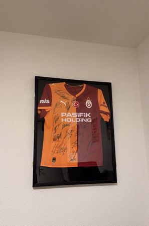 Original Galatasaray-Trikot mit Unterschrift - inkl. Rahmen