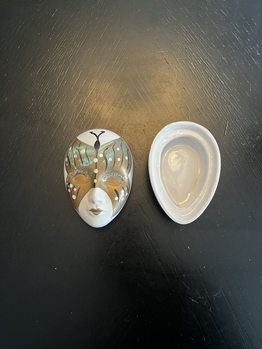 Maschere: Petite boîte masque vénitien ab 1.- – Usato da Les Evouettes venduto da ali_9n9p