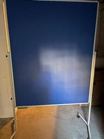 Pinwand auf Rollstativ