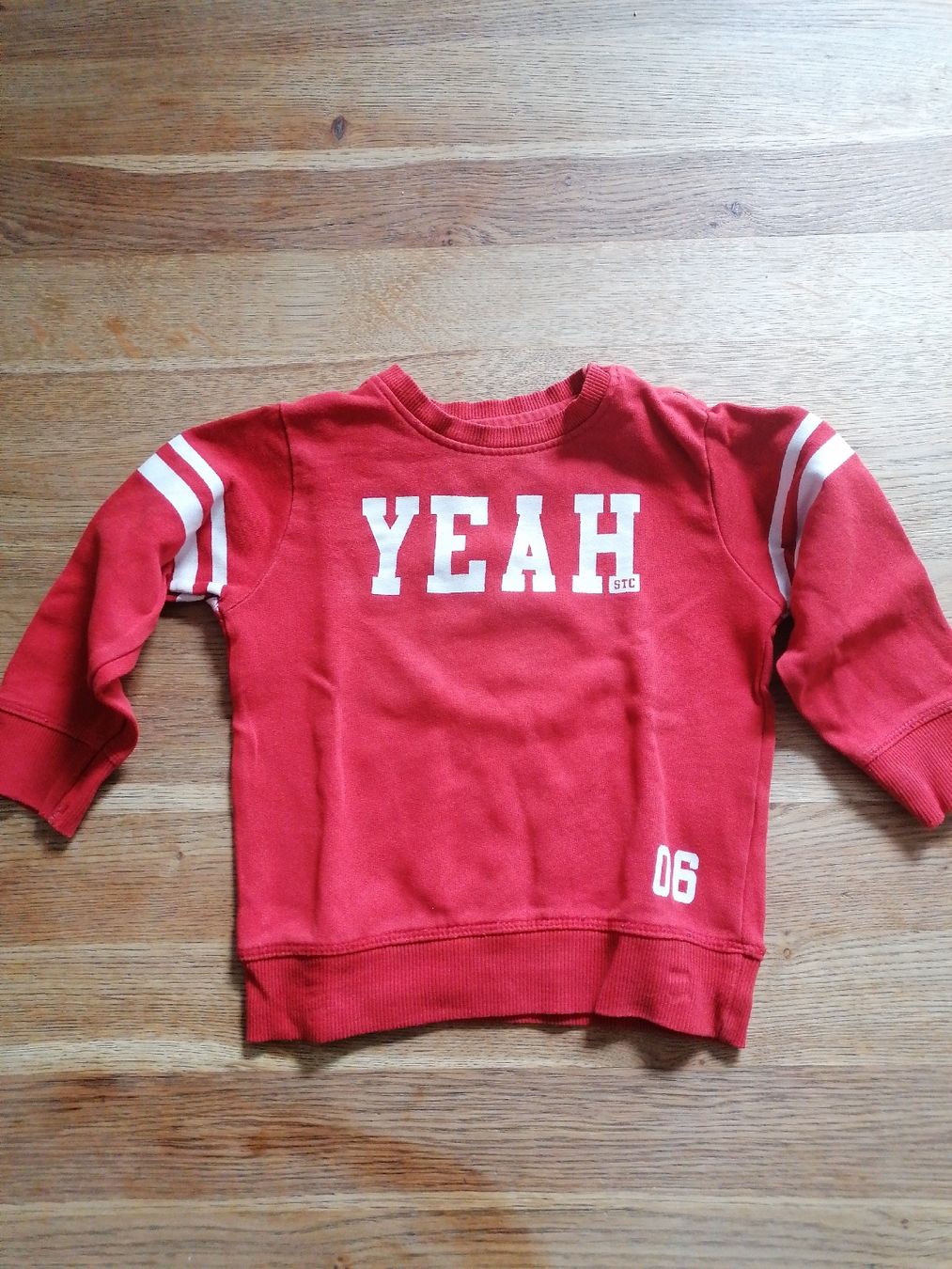 Pullover & Sweatshirts: Roter "Yeah" Pullover, Grösse 80 – Gebraucht aus Netstal von Salihoi