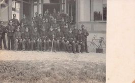 Soldaten vor Gebäude, Fahrrad, um 1914