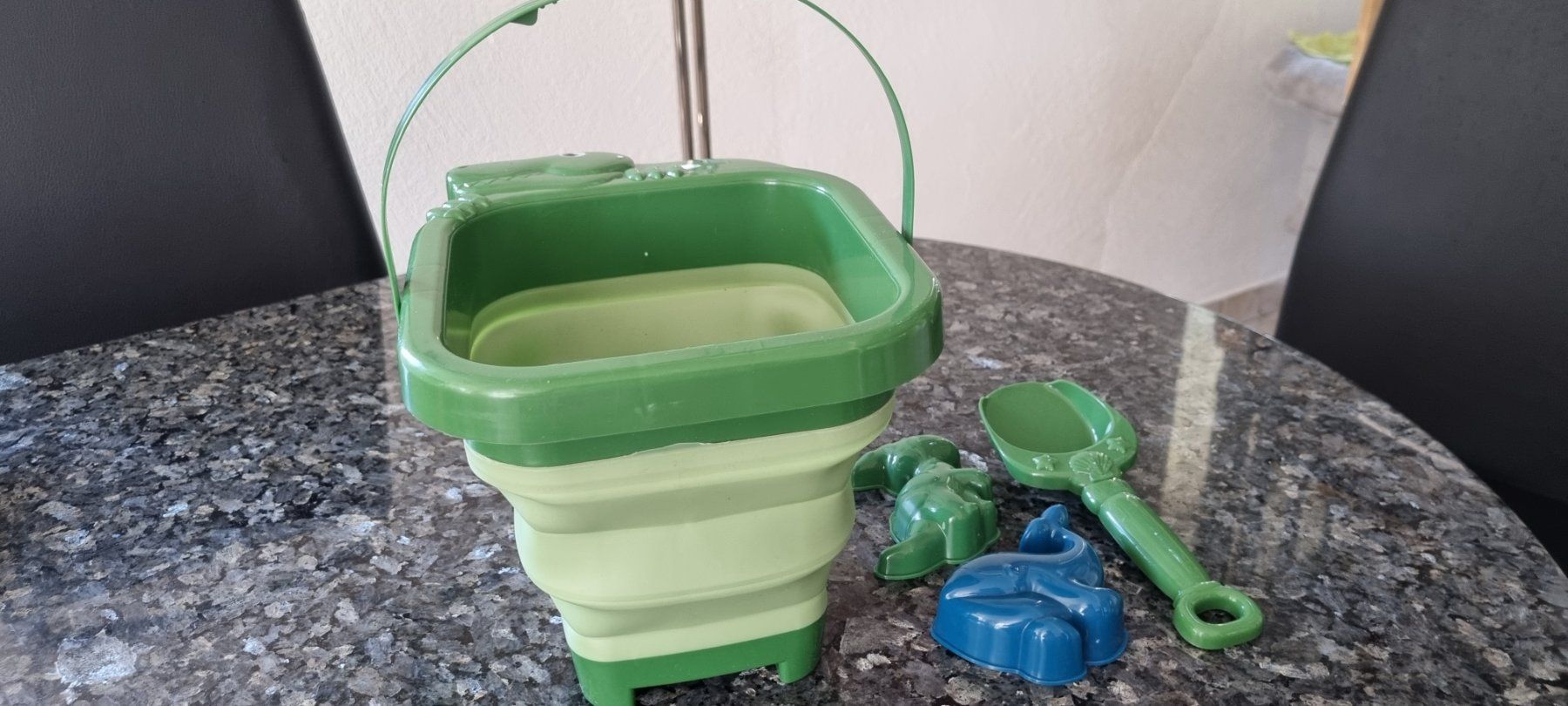 Giocattoli: Sandspielzeug Eimer Schaufel Formen 4 Teile neu – Nuovo (secondo la descrizione) da egliswil venduto da Maggy6 1