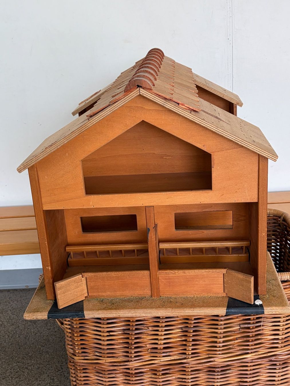 Giocattoli: Sehr grosser Holzbauernhof – Difettoso da Winterthur venduto da Aniger 1