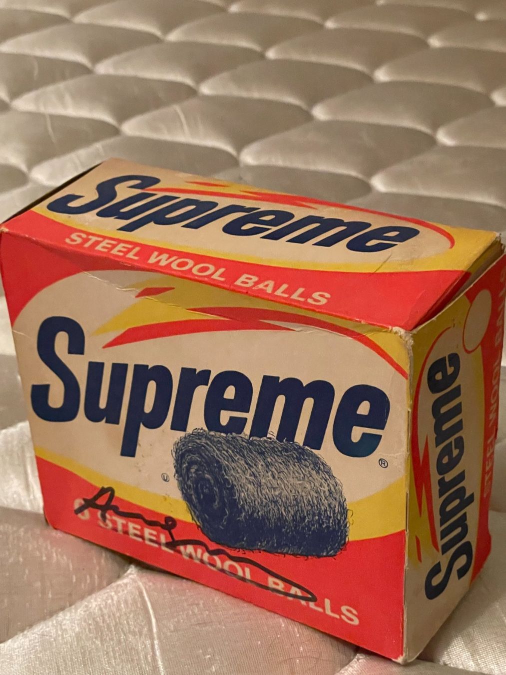 Autografi: Andy Warhol SUPREME Box handsigniert – Usato da Hünenberg See venduto da MDEEP