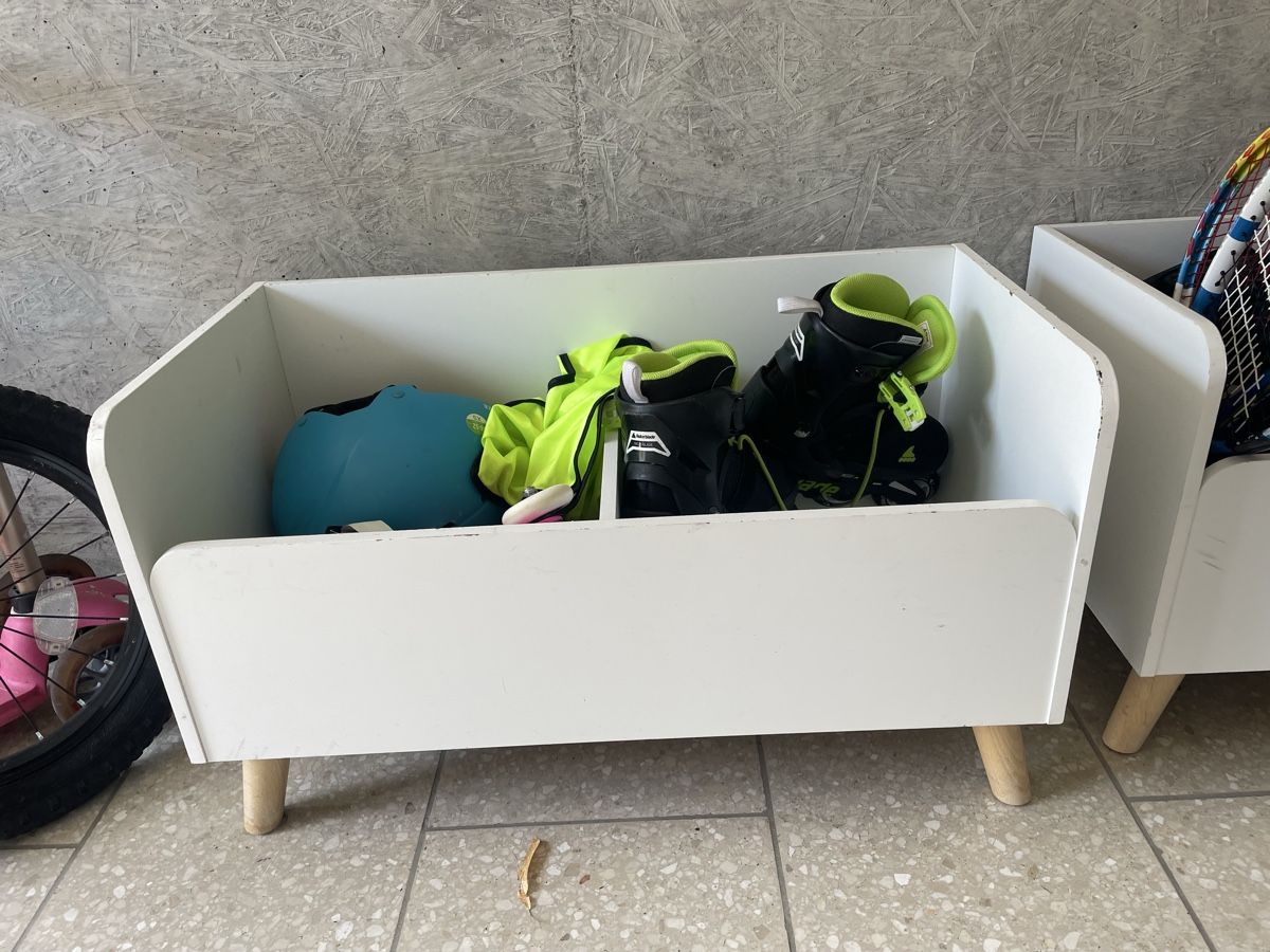 Sonstige Dekorationen & Accessoires: White storage box with compartments and legs – Gebraucht aus Küsnacht ZH von Nianrk