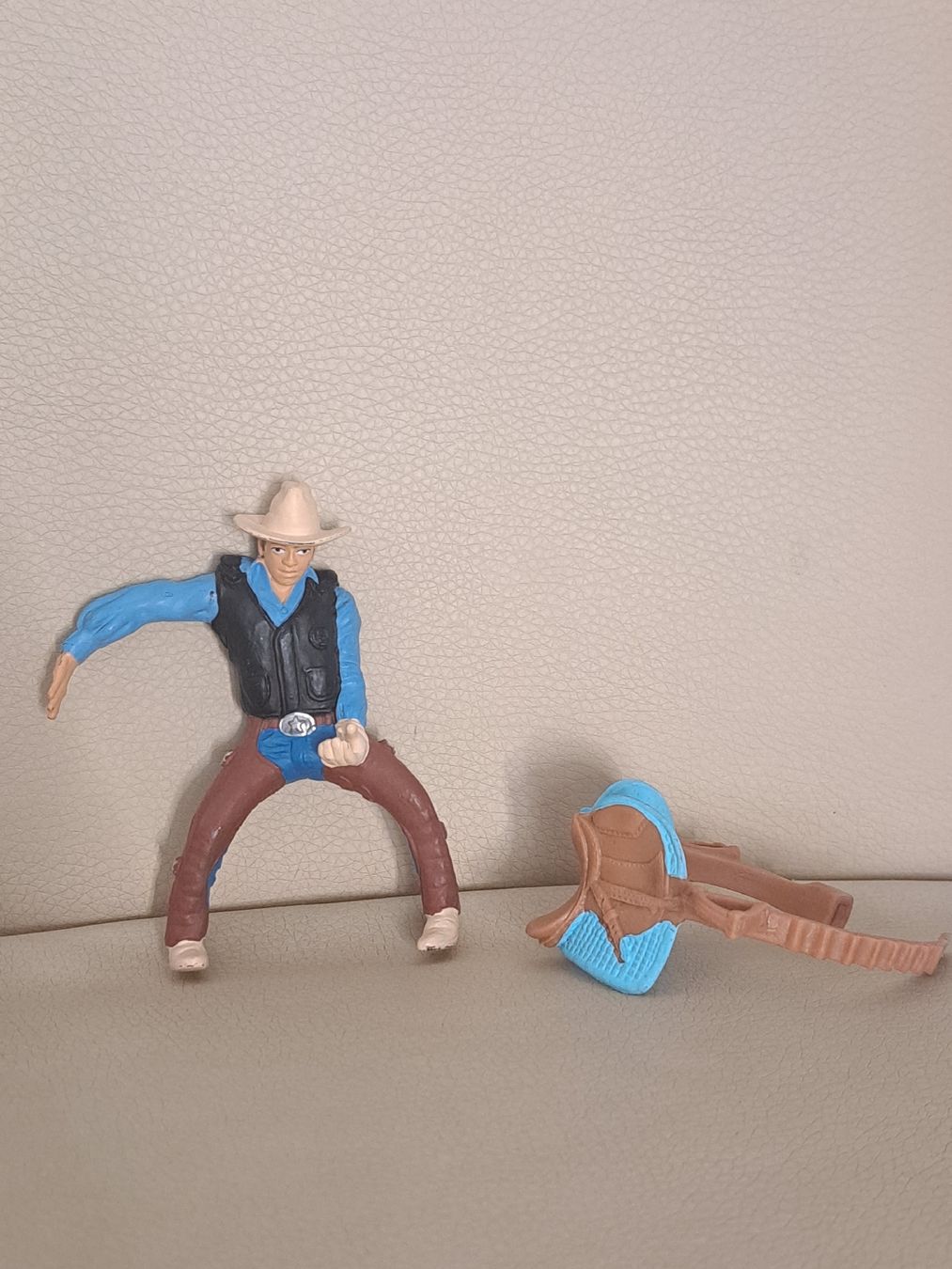 Schleich Giocattoli: Schleich Cowboy und Sattel – Usato da Basel venduto da car_85fz