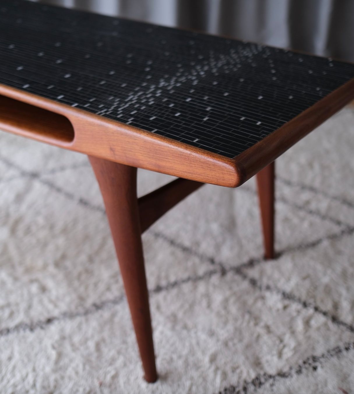 Tavoli: Large teak "smile" coffee table, Denmark 1960,s – Usato da Bern venduto da Zmodern_VIN 8
