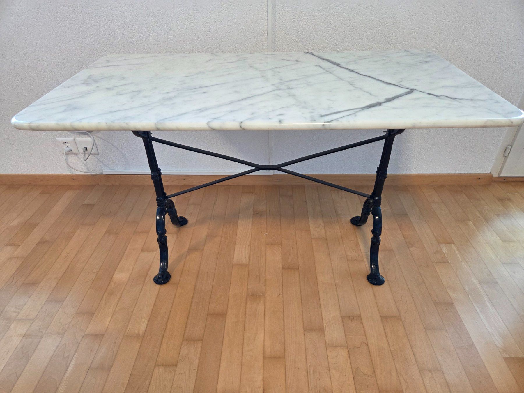 Tables: Echter Marmortisch mit schöner Maserung – D'occasion à Hagendorn par Truempeli